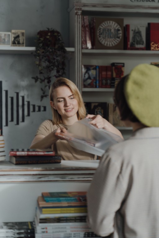 Libraire vendant un livre dans une librairie