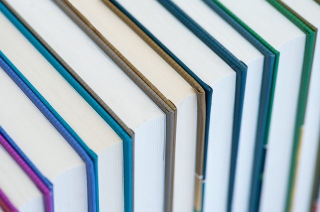 Livres alignés représentant la chaîne du livre, de l’auteur au lecteur