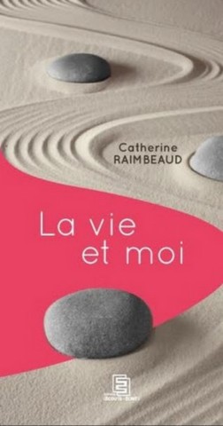 "Couverture du livre « La vie et moi » de Catherine Raimbeaud, composition épurée avec pierres posées sur du sable strié, évoquant le temps, le cheminement intérieur et l’apaisement."